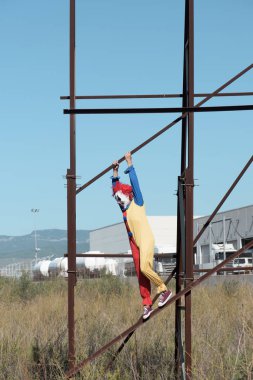 terk edilmiş bir billboar üzerinde korkunç palyaço