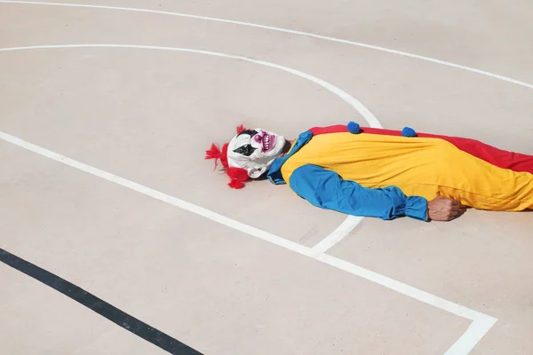 Scary clown on an outdoor basketball court — Stock Photo, Image