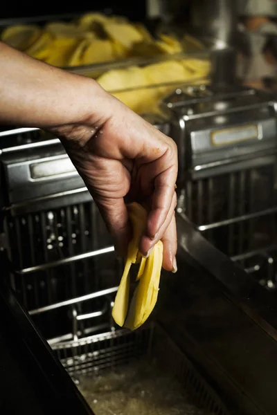 Freír papas en una cocina profesional —  Fotos de Stock