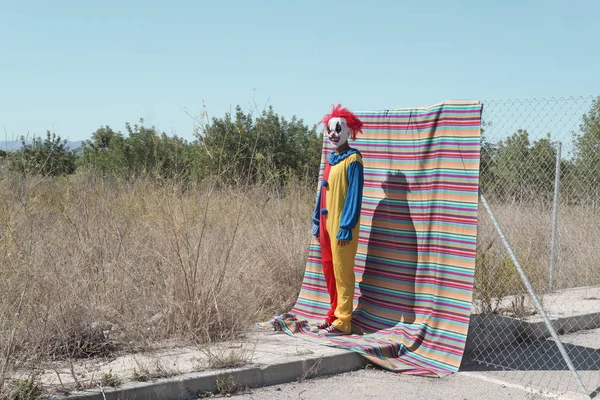 Skrämmande clown stående utomhus — Stockfoto
