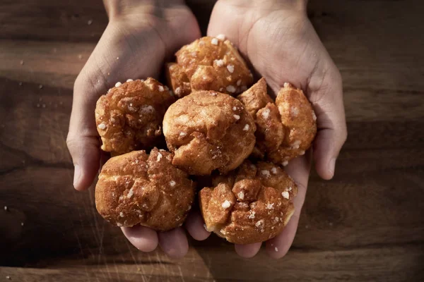 Chouquettes, pâtisseries typiques de France — Photo