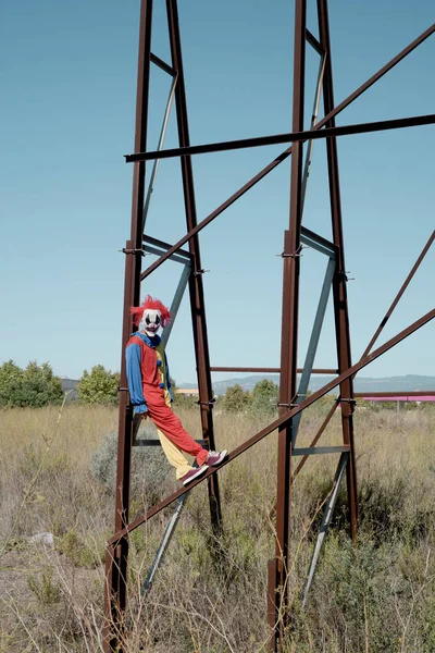 可怕的小丑在一个废弃的比尔布尔 — 图库照片