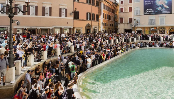 Roma 'daki Trevi Çeşmesinde turistler, İtal — Stok fotoğraf