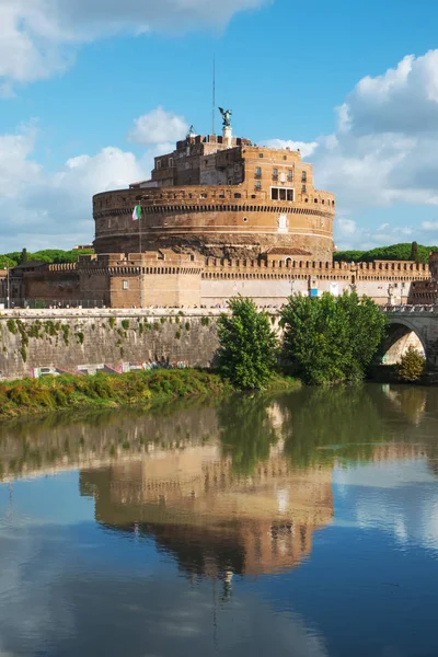 ローマ,イタリアのティバー川とサンタンジェロ城 — ストック写真