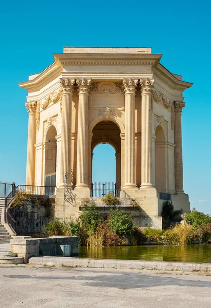 俯瞰法国蒙彼利埃的庇鲁花园长廊 突出其标志性的新古典主义水塔 夏多城堡 矗立在池塘之上 — 图库照片