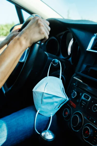 Zbliżenie Mężczyzny Prowadzącego Samochód Podczas Gdy Jego Maska Wisi Dźwigni — Zdjęcie stockowe