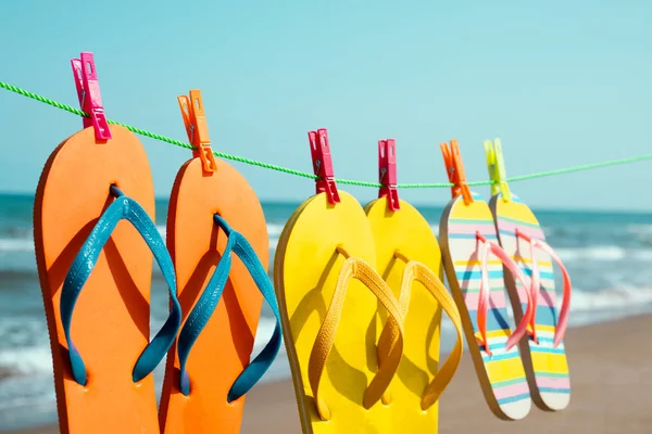 Nahaufnahme Von Einigen Verschiedenen Paaren Bunter Flip Flops Die Einer — Stockfoto