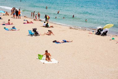 Tarragona 'daki Miracle Plajı' nda eğlenen insanlar, covid-19 kısıtlamalarının ikinci aşamasında, insanların 2 metrelik mesafeyi korumaları gereken yerde,