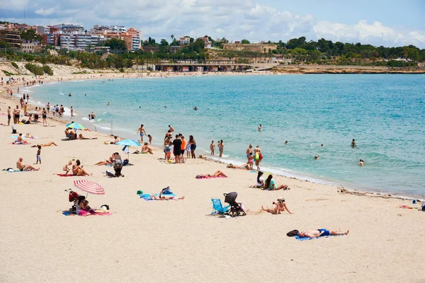 Tarragona España Mayo 2020 Gente Disfrutando Playa Del Milagro Tarragona — Foto de Stock