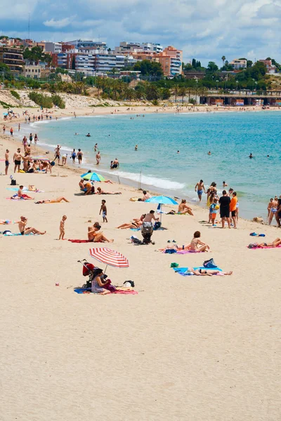 Tarragona España Mayo 2020 Gente Disfrutando Playa Del Milagro Tarragona — Foto de Stock