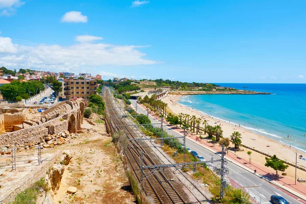 Tarragona Spain 2020年5月31日 塔拉戈纳海岸的全景 突出了左边的古罗马圆形剧场和右边的奇迹海滩的遗迹 — 图库照片