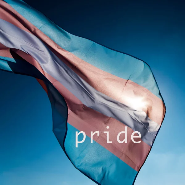 Close Van Een Transgender Trots Vlag Zwaaiend Blauwe Hemel Bewogen — Stockfoto