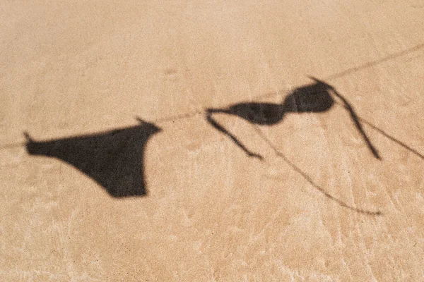 Sombra Las Dos Piezas Bikini Colgando Una Línea Ropa Arena — Foto de Stock