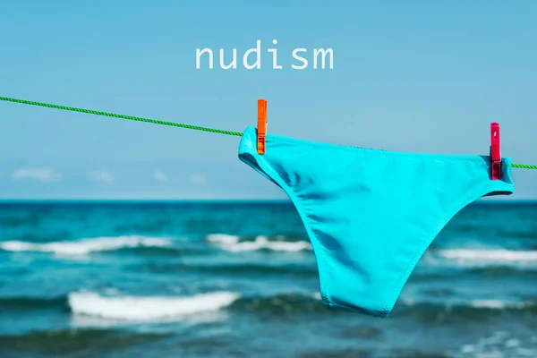 Stroje Kąpielowe Blus Wiszące Linii Ubrań Plaży Słowo Nudyzm Morzem — Zdjęcie stockowe