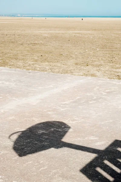 Σκιά Ενός Backboard Μπάσκετ Στο Τσιμεντένιο Πάτωμα Ενός Εξωτερικού Γηπέδου — Φωτογραφία Αρχείου