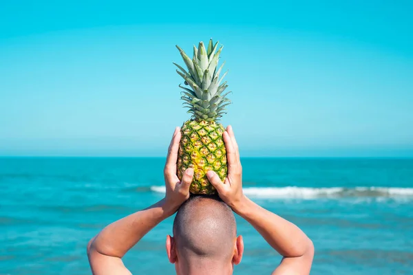 Sahilde Denizin Önünde Kafasında Ananas Tutan Bir Adama Yakından Bakın — Stok fotoğraf