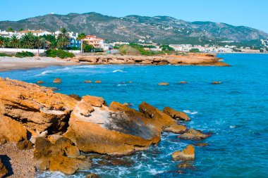 İspanya, Costa del Azahar 'da Alcossebre' deki Playa del Moro plajı üzerinde bir manzara.