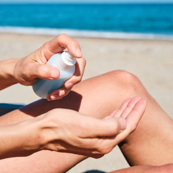 Closeup Caucasian Man Beach Disinfecting His Hands Blue Hand Sanitizer — Stock Photo, Image