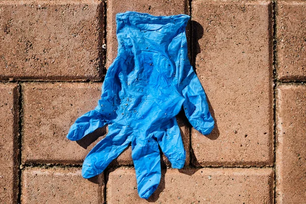 Vista Angolo Alto Guanto Lattice Blu Usato Gettato Sul Marciapiede — Foto Stock