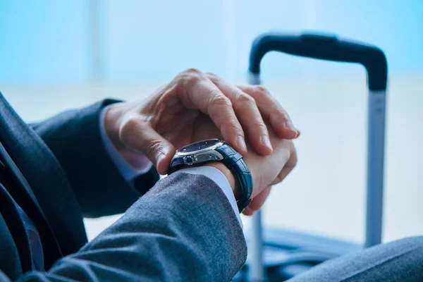 Primer Plano Joven Empresario Traje Gris Sentado Sala Espera Aeropuerto — Foto de Stock