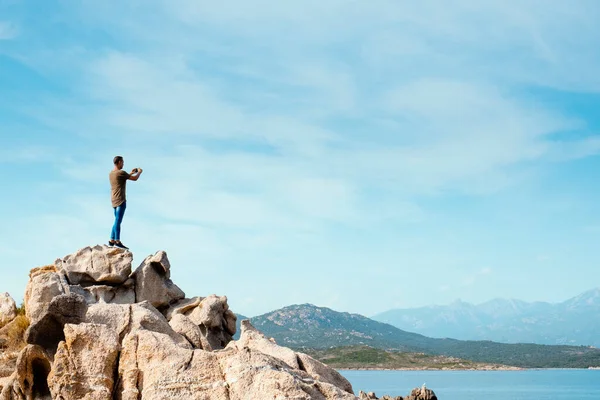 Joven Caucásico Visto Desde Atrás Cima Una Formación Rocosa Tomando — Foto de Stock