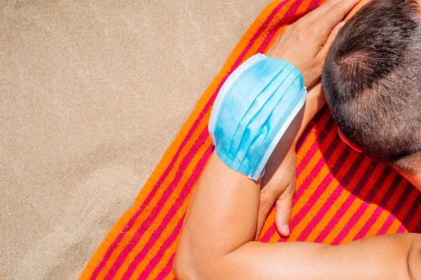 Close Van Een Blanke Man Liggen Gezicht Naar Beneden Een — Stockfoto