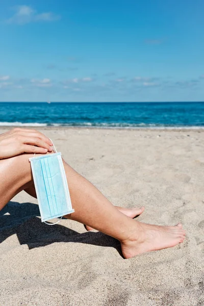 Primo Piano Giovane Caucasico Seduto Una Sedia Sdraio Sulla Spiaggia — Foto Stock