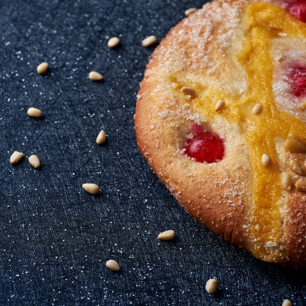 스페인의 카탈루냐 지방에서 생산되는 전형적 케이크인 조안의 이브에서 것인데 표면에는 — 스톡 사진