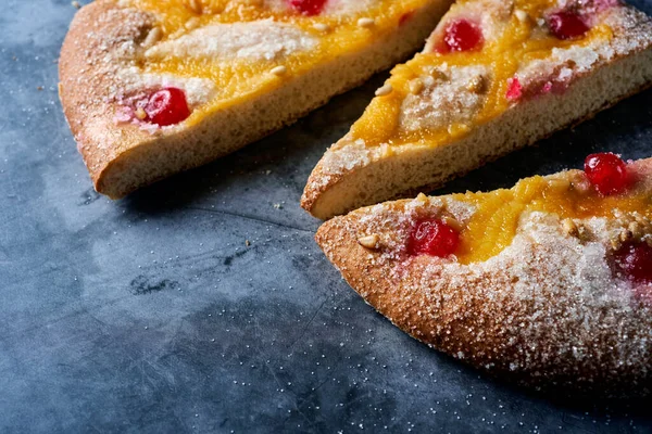 Gros Plan Quelques Morceaux Une Coca Sant Joan Gâteau Plat — Photo