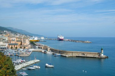 Bastia, Fransa - 16 Eylül 2018: Sağdaki Vieux Port, Bastia, soldaki Corsica, Fransa için eski liman ve yeni ticari liman görünüm