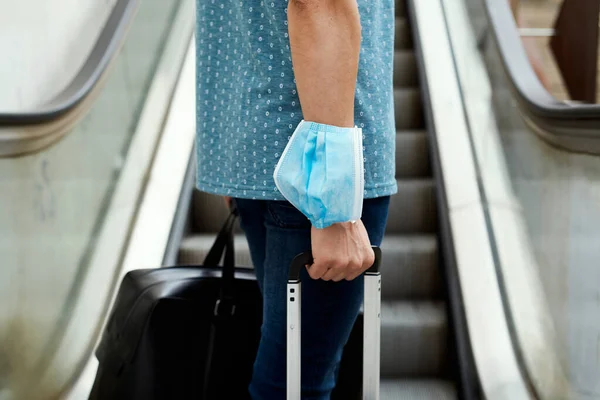 Close Jovem Escalador Desgaste Casual Carregando Saco Viagem Uma Mão — Fotografia de Stock