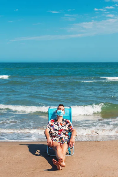 Homme Caucasien Portant Masque Chirurgical Bleu Assis Sur Une Chaise — Photo