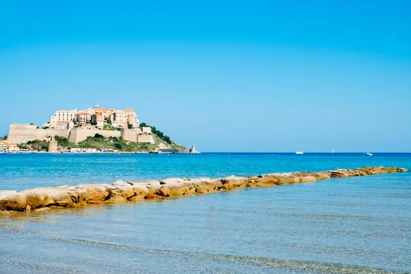 フランスのコルシカ島では 岬の右上に有名な城塞があり 手前に地中海が見えます — ストック写真