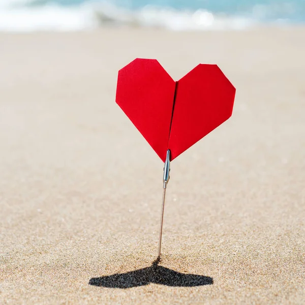 Primo Piano Origami Rosso Bloccato Sulla Sabbia Una Spiaggia Tranquilla — Foto Stock