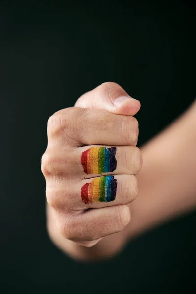 Primer Plano Una Bandera Del Arco Iris Puño Una Persona —  Fotos de Stock