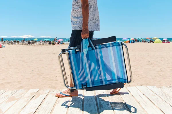 Nahaufnahme Eines Kaukasischen Mannes Kurzen Hosen Und Flip Flops Der — Stockfoto