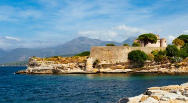 Saint-Florent, Corse, Fransa 'daki eski Ceneviz Kalesi manzarası. Akdeniz kıyısında, 15. yüzyılda inşa edilmiş.