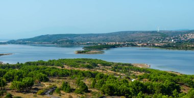 Fransa 'nın başkenti Leucate' deki Chateau de Leucate şatosundan Etang de Leucate gölünün manzarası.