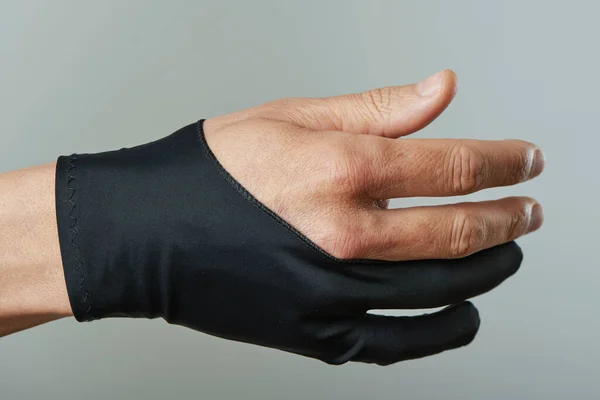 Крупный План Белого Человека Черной Перчатке Двумя Пальцами Сером Фоне — стоковое фото