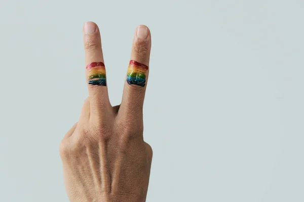 Nahaufnahme Einer Regenbogenfahne Den Fingern Einer Jungen Kaukasischen Person Die — Stockfoto