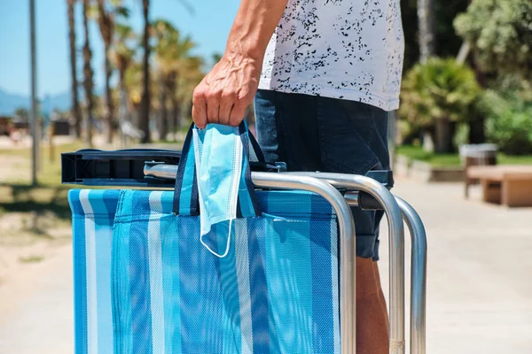 Closeup Caucasian Man Wearing Shorts Stading Seafront Carrying Surgical Mask — Stock Photo, Image