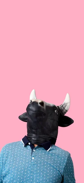 头戴奶牛面具的男人 粉色背景 顶部有一些空白区域 垂直格式 可用于移动故事或作为智能手机壁纸 — 图库照片