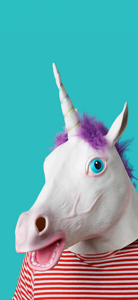 человек в маске единорога и красно-белой полосатой футболке на синем фоне с небольшим пустым местом наверху, в вертикальном формате для мобильных историй или в качестве обоев для смартфонов