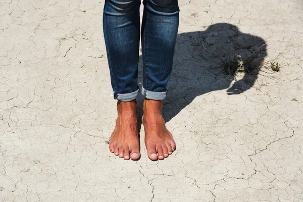 Primo Piano Dei Piedi Nudi Giovane Caucasico Indossando Jeans Terreno — Foto Stock