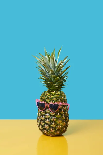 Eine Ananas Mit Einer Rosafarbenen Herzförmigen Sonnenbrille Auf Gelber Oberfläche — Stockfoto
