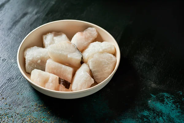 Primer Plano Plato Beige Con Algunos Trozos Bacalao Congelado Sin — Foto de Stock