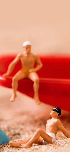 Certains Hommes Miniatures Portant Maillot Bain Relaxant Sur Sable Une — Photo