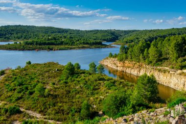 İspanya 'nın Tarragona ilindeki El Catllar' daki El Catllar rezervuarındaki Gaia Nehri üzerinde bir manzara.