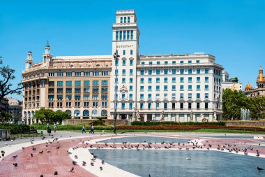 BARCELONA, SPAIN - 7 AĞUSTOS 2020: Barselona 'daki popüler Catalunya Meydanı' nın önünden geçen çok az kişi, Covid-19 salgını sırasında, genellikle şehrin merkezindeki en işlek meydandır.