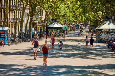 BARCELONA, SPAIN - 7 AĞUSTOS 2020: Barselona 'da popüler Las Ramblas' ın yanından geçen çok az insan, Covid-19 salgını sırasında, genellikle şehrin en kalabalık yaya caddesi olan